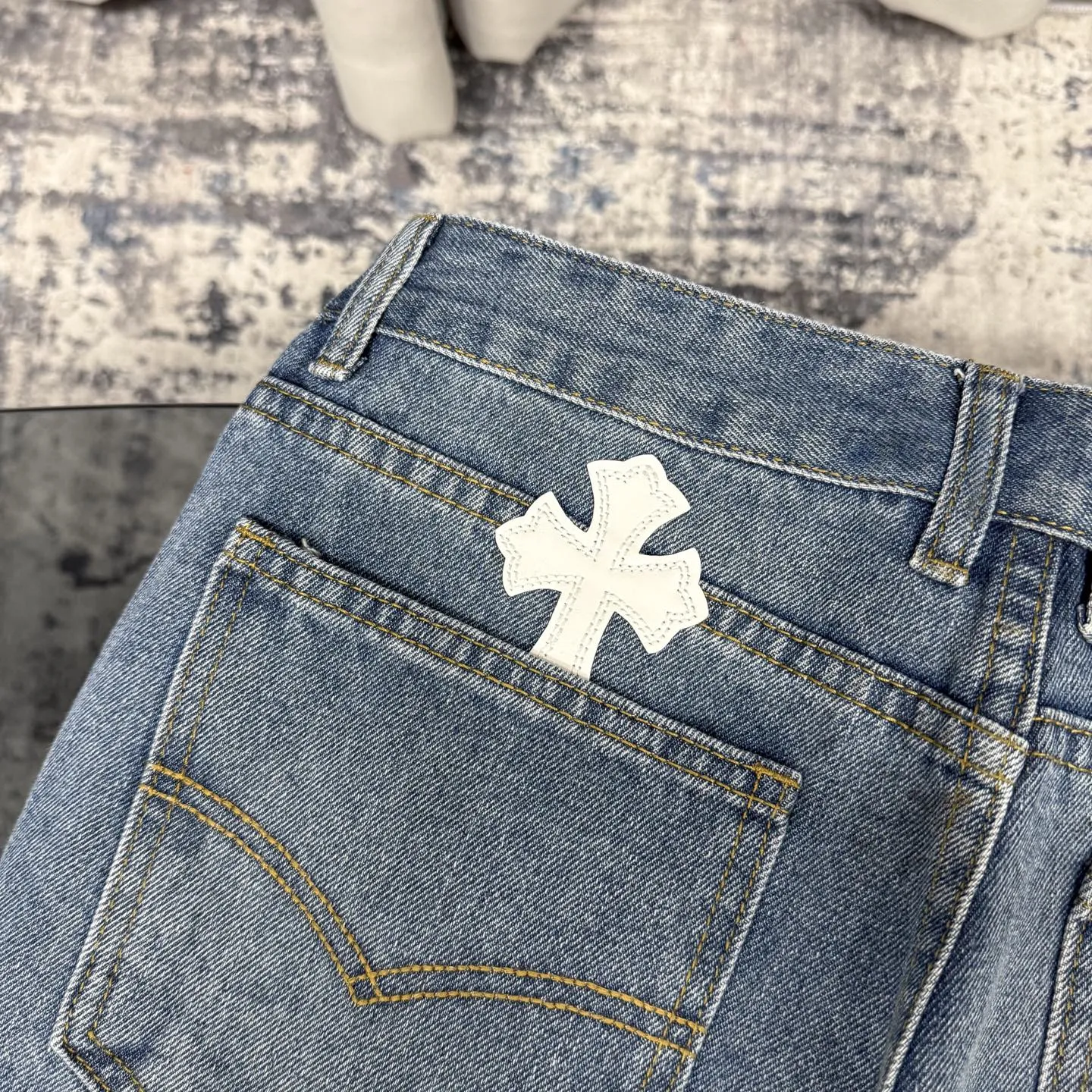 P230 Chrome Hearts CH/Chrome Hearts Classic Blue Pants White Cross Patched Leather Jeans. Original purchase and patterning. Really restores the ultimate texture of Vintage. Special Italian cowhide print and then cut. Customized sheepskin three-layer thick line leather. The whole body is spliced in heavy water washing process. Craftsmen hand-splash ink. You can see the details. Three-dimensional cutting version. Loose and comfortable. Not picky on the figure. Makes taller and slimmer. Seiko factory. Original quality control. Same style for men and women. Can be matched with couples. Versatile recommendation. Essential jeans for all seasons Color: blue Size: 28-36 (S-XXL)